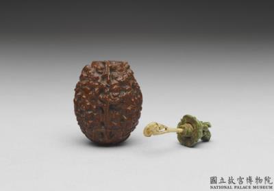 图片[3]-Carved walnut snuff bottle with the 18 lohans, 18th century, Qing dynasty-China Archive